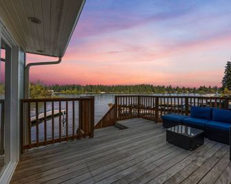 Luxury Lakefront Escape | Hot Tub & Private Dock - Spanaway - Balcón