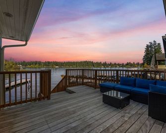Luxury Lakefront Escape | Hot Tub & Private Dock - Spanaway - Balcón