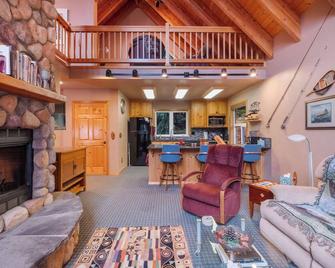 Ski Cabin 3br Hyak Fire Place 5 mins to Hill - Snoqualmie Pass - Sala de estar