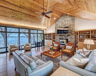 Landover Lodge by Avantstay Waterfront + Dock - Mooresville - Living room