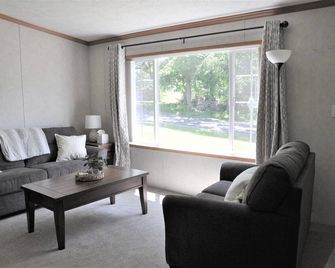 King Bed. Family-sized Near Hershey Park. 7 Minutes to route 283 - Elizabethtown - Living room