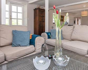 8 Person Holiday Home in Grenaa - Grenaa - Living room