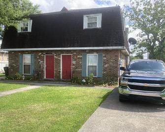 Near French Quarter - 2 Bedroom Townhouse, Safe Neighbornood - Chalmette - Building