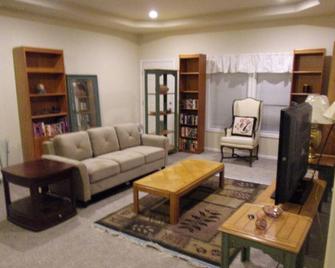 89/night for 2 people, plus 20/night for each additional person - Pahrump - Wohnzimmer