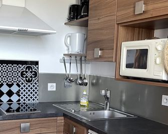 Le Mole (Appartements et Chambres) - La Flotte - Kitchen