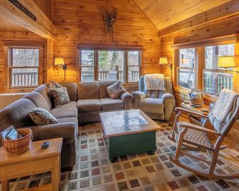 BriVera in the Mountains--19 min from Sugarloaf and ITS access from house! - Eustis - Living room