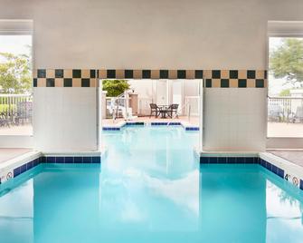 Hilton Garden Inn Charlotte North - Charlotte - Piscina
