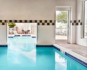 Hilton Garden Inn Charlotte North - Charlotte - Piscina