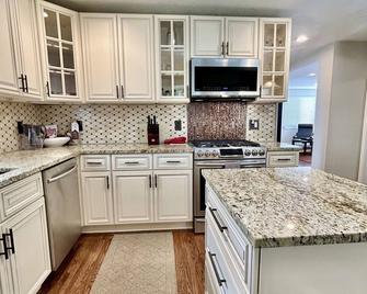 Beautiful 2 Bedroom Denver, West Highland. Charming, Stylish & Walkable! - Denver - Kitchen