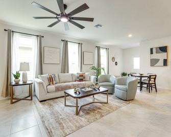 12 Mi to San Antonio River Walk: Home w/ Yard! - 埃爾門多夫 - 客廳