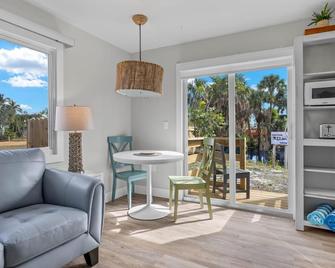 Coastal Chic Cottage \'Sandpiper\' minutes to the beach! Free bikes - Sanibel - Living room