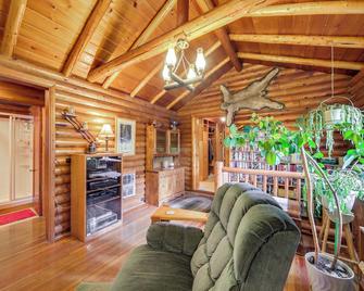 Waterfront Newport Vacation Rental on Sacheen Lake - Newport - Sala de estar