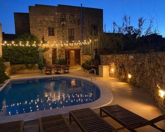 Farmhouse Razzett Cora - Victoria - Piscine