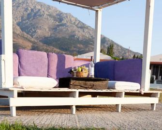 أثينا سيتي هوتل - ألكسندروبولي - شرفة مرصوفة