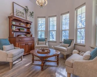 Peaceful, LARGE fenced property, perfect for families & pets in the hill country - Spring Branch - Sala de estar