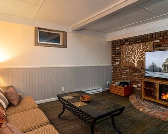 Sunshine On Bunker - 3min Walk to Gondola - Historic Miner Home – Book Early - Kellogg - Living room