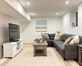 Modern, Bright, Spacious 2 Bedroom Guest Suite - Entire Separate Basement - Grimsby - Sala de estar