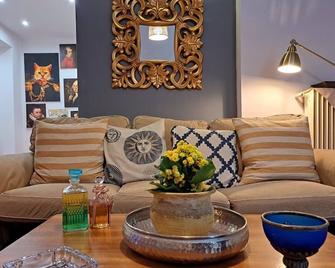 Grand Blue Suite DI Giorgio 10min From Piraeus Port - El Pireo - Sala de estar