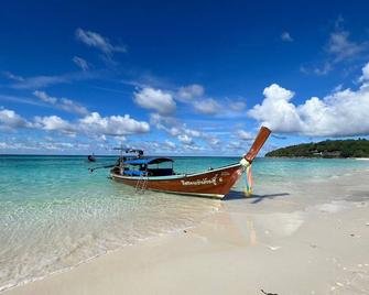 Dong Talay Lipe Beach Resort - Ko Lipe - Beach