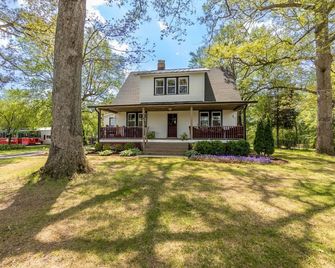The Whispering Rafters Tiny Home - Bel Air - Building
