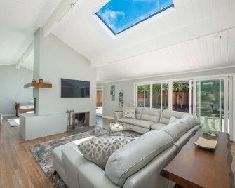 Golf Retreat in Pebble Beach-Ocean View-5 minute walk to beach, Fully Enclosed - Pebble Beach - Living room