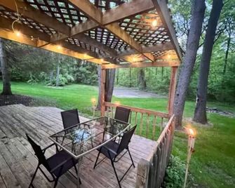 RockN'Roll Retreat Private Guest Suite @Pickleball quiet rural setting on 5 acre - South Lyon - Patio