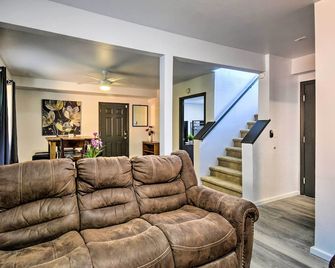 Cozy Mtn-View Haven 20 Mi to Olympic Nat'l Park! - Port Angeles - Sala de estar