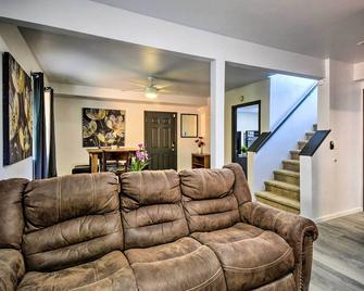 Lake-View Getaway 20 Mi to Olympic Natl Park! - Port Angeles - Sala de estar