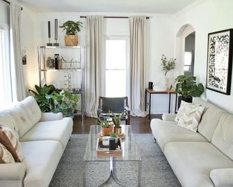 Walk to Journeyman Renovated Spacious Victorian House, Beautiful Vintage Details - Three Oaks - Living room
