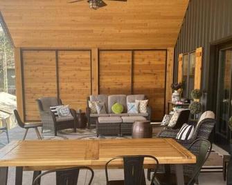 New Waterfront Full Rec Lake Home On Utv Sled Trails Sleeps 10 - Mountain - Patio