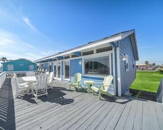 Beach Cottage with Big Yard & Ocean Views - Galveston - Patio