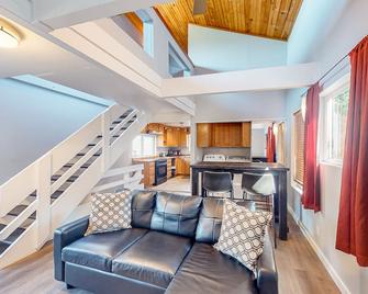 Updated dog-friendly home with fantastic ocean views - walk to the beach - Port Orford - Sala de estar