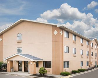 Super 8 by Wyndham Beckley - Beckley - Building