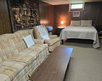 Drummond Island Hotel & Vacation Homes - Inland Retreat - Drummond - Habitación