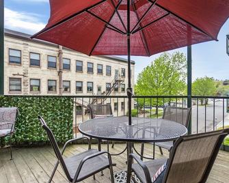 Downtown Water View Private Balcony! 2 Bedroom 1 Bath W/ Large Jacuzzi Tub - Grand Haven - Balcony