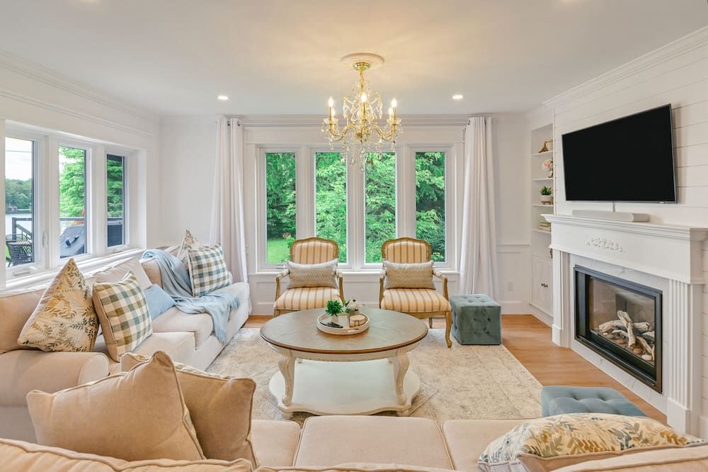 Luxury Lakefront Cottage | 80 Acres of Private Trails | Hot Tub & Sauna - Algonquin Highlands - غرفة معيشة