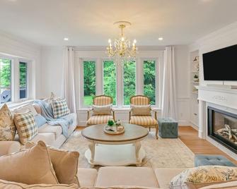 Silver Maple Farmhouse | Luxury Lakefront Cottage | Hot Tub | Sauna | 4+ Acres - Algonquin Highlands - Salon