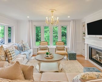 Luxury Lakefront Cottage | 80 Acres of Private Trails | Hot Tub & Sauna - Algonquin Highlands - غرفة معيشة