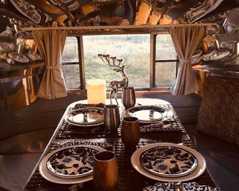 Silver Fox ~ Airstream In Apple-Orchard ~15 Minutes From Downtown Durango - Durango - Restaurant