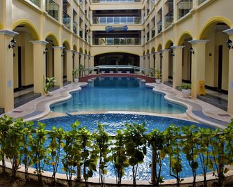 Golden Phoenix Hotel Boracay - בורקאי - בריכה