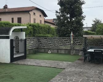 Appartamento per brevi periodi 'Michélmabel' - Бергамо - Патіо