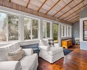 Cozy Large Home in Harwich with Patio near Wequassett Resort - Harwich - Living room