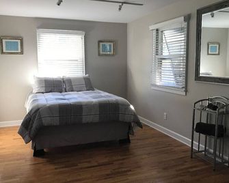 Wrightsville Ave Beach Cottage - With Huge Fenced In Backyard - Pet Friendly - Wilmington - Schlafzimmer