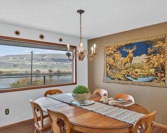 A Place To Gather On The Mighty Snake. Spacious 5 Bedroom, Hot Tub And View! - Clarkston - Dining room