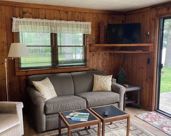 Two Quaint Cabins With Awesome Views Of Lake Metonga - Crandon - Living room