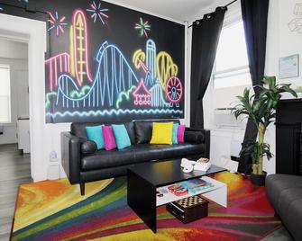 Rock N Roll, Mins To Cp & Sf, King, Pet Ok - Sandusky - Living room
