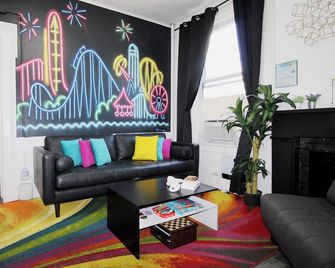 Rock N Roll, Mins To Cp & Sf, King, Pet Ok - Sandusky - Living room