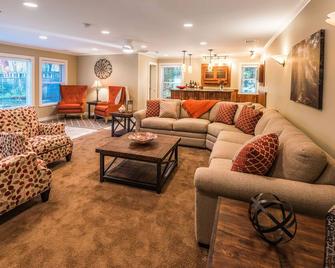 Lakefront 4-Season Stunning Home and Guest House W/Tennis Court & Full Gym - Copake - Living room