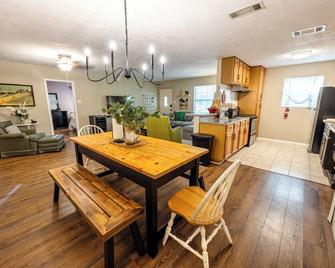 Charming 5 Bedroom Home w/ Hot Tub Near Lackland Air Force Base & Sea World - San Antonio - Dining room