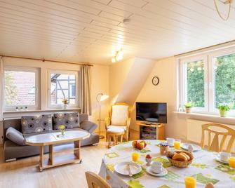 Bright, cozy apartment for up to 6 people on the farm - Hambühren - Comedor